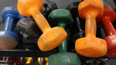 Bunte Hanteln, gestapelt in einem Fitnessstudio