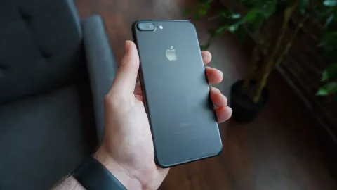 Hand, die ein schwarzes Smartphone hält