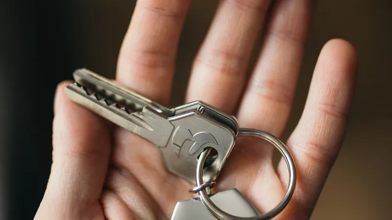 Wohnungsschlüssel auf einem unterschriebenen Mietvertrag