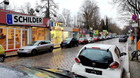 Schilderdienste an einer Straße vor einer Kfz-Zulassungsstelle in Berlin