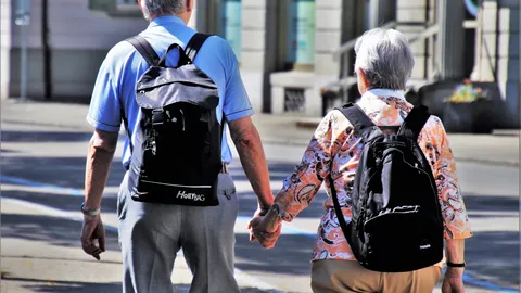 Älteres Paar, das Hand in Hand eine Straße entlanggeht